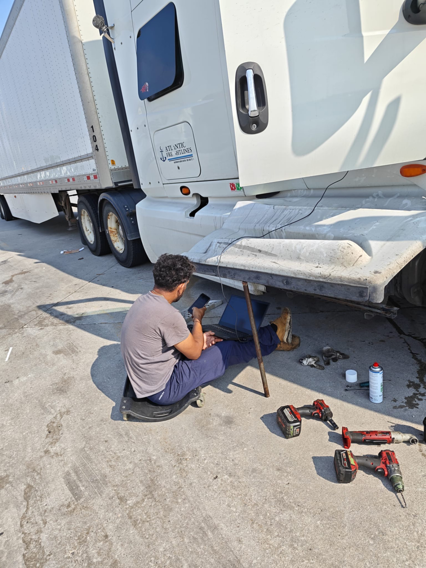 Mobile service call on a loaded highway rig
